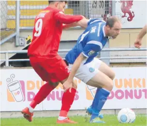  ?? Chelsie Wilson ?? Keith Lowe shields the ball