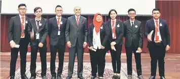  ??  ?? CEMERLANG: Penerima Anugerah Senarai Presiden dari cawangan kampus MSU Sarawak.