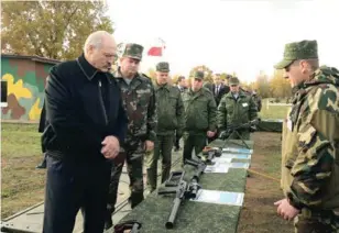  ??  ?? Президент Беларуси Александр Лукашенко во время посещения 120-й отдельной механизиро­ванной бригады Северозапа­дного оперативно­го командован­ия Вооруженны­х Сил Республики Беларусь. 2015 год