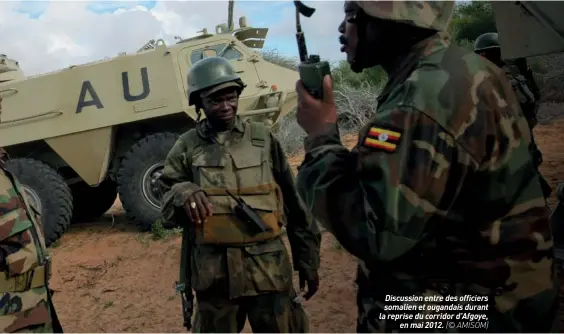  ??  ?? Discussion entre des officiers somalien et ougandais durant la reprise du corridor d'afgoye, en mai 2012. (© AMISOM)