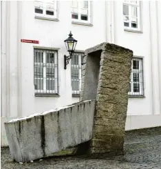  ?? Foto: Mercan Fröhlich ?? Gegensätze vereinen sich hier souverän: Nikolaus Gerharts „Geöffneter Granit“am Eingang der Kornhausga­sse.