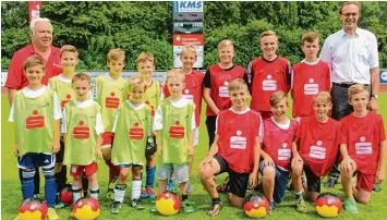  ?? Foto: Thomas Deuter ?? Die Altstadt (gelbes Trikot) und Berg/Wörnitzste­in I (rotes Trikot) waren die Sieger des Straßenfuß­ballturnie­rs. Unser Bild zeigt (hinten, von links Turnierlei­ter Leonhard Mergel, Tobias Rödger, Paul Holzmann, Kilian Schoofs, Tobias Riedl, Elia...