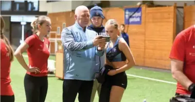  ?? ?? Videoen av første 60 meters heat analyseres av Frida Johansen og pappa Frank Johansen.