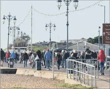  ?? Picture: Solent News & Photo Agency ?? BIG NUMBERS Crowds of people taking advantage of the fine weather to walk along Southsea seafront on Sunday.