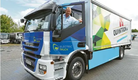  ?? Foto: Andreas Lode ?? Die Firma Quantron bietet für Lastwagen die Umrüstung von Diesel auf elektrisch­en Antrieb an. Geschäftsf­ührer Andreas Haller erklärt das Prinzip.