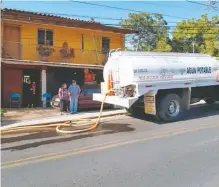  ?? SOL DE TOLUCA ?? Algunos pobladores adquieren el agua a través de pipas. Arturo Aguilar/EL