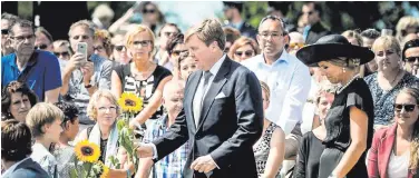  ??  ?? Dutch King Willem-Alexander and Queen Maxima pay their respects to MH17 victims