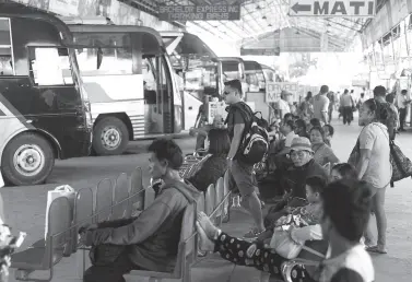  ??  ?? PASSENGERS travel early to their provinces to avoid the influx of passengers at the Davao City Overland Transport Terminal during the weekend All Saints Day and All Souls Day. BING GONZALES