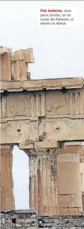  ?? YANNIS BEHRAKIS / REUTERS ?? Frío invierno. Unos pocos turistas, en las ruinas del Partenón, el viernes en Atenas