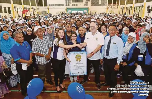  ?? FOTO: ?? PHILIP menerima sijil pengiktira­fan The Malaysia Book of Records dalam majlis Bilangan Kanak-kanak Terbanyak Membuat
Sandwic.