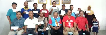  ??  ?? Glen (seated third right) with the recipients of the financial aid. — Photo by Penerangan