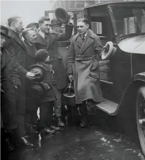  ??  ?? BOXING VIP: Greb is surrounded by well-wishers as he exits his car