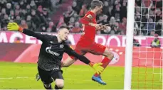  ?? FOTO: ANGELIKA WARMUTH/DPA ?? Thomas Müller trifft zum 2:0 gegen Schalke, Keepoer Markus Schubert hat keine Chance.