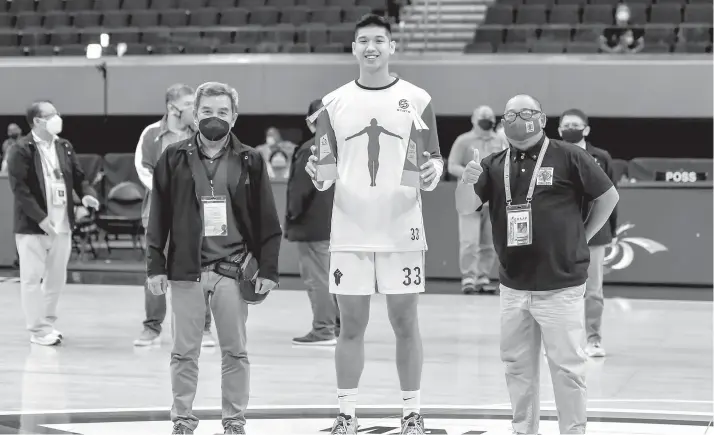  ?? / UAAP ?? WINNER. Carl Tamayo receives the Rookie of the Year and Mythical Five awards during the awarding ceremonies on May 11 before Game Two of the UAAP men’s basketball finals.