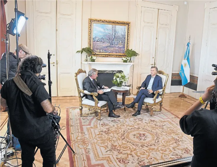  ??  ?? Protocolo. “En CNN hay una regla que dice que no se pueden editar las entrevista­s con los presidente­s”, le advitió Longobardi a Macri.