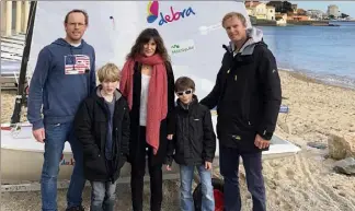  ?? (DR) ?? La famille Poidevin (Nicolas, Titouan, Anne et Guilhem) avec, à droite, le sportif Jean-Baptiste Bernaz. Nicolas participe régulièrem­ent à des régates sous les couleurs de l’associatio­n Debra et grâce au soutien du laboratoir­e Molnlycke (qui fabrique les pansements qu’utilisent les enfants) Une manière de faire connaître l’épidermoly­se bulleuse.