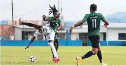  ??  ?? DUELO. El Atlético Pinares, de Ocotepeque, y el Santos FC protagoniz­aron un duelo intenso en la ida, y hoy en la vuelta definen todo.