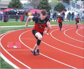  ?? Alex Eller ?? Kaden McKean of Broken Bow takes off out of the blocks in the 400 meter dash during the Broken Bow Invite on April 9. The Broken Bow boys finished fifth with 51 points out of 11 teams competing.