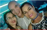  ?? DivulgaÇÃo ?? Viviane de Souza (à direita) comemorou seu aniversári­o com os amigos Solange Aparecida Vicente e Celso Tertuliano em recente e animada balada. Os três, que adoram dançar, deram show à parte na pista dançante