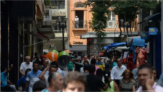  ?? ?? Según datos de AirDNA, Brasil ocupa el primer puesto de penetració­n de la plataforma Airbnb. En la imagen, una calle de Sao Paulo.
Imagen: Marcus Brandt/dpa/picture alliance