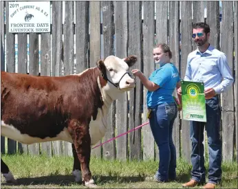  ?? Photo by Matthew Liebenberg ?? AWARD-WINNING SHOWMANSHI­P: Jayda Blaschuck of the Ernfold 4-H club is the 2019 Frontier Days 4-H intermedia­te showmanshi­p champion. She is standing with judge Chase Miller from Cremona, Alberta. Blaschuck was also the overall showmanshi­p champion. For more 4H photos, see Page 19.