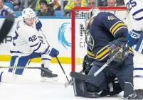  ?? JEFFREY T. BARNES/THE ASSOCIATED PRESS ?? Leaf Tyler Bozak, left alone by the Buffalo defence, beats Sabres goalie Robin Lehner to the far post in Thursday night’s game.