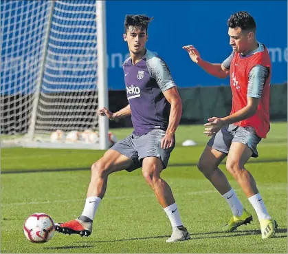  ?? FCB / MIGUEL RUIZ ?? Central diestro 8Chumi, el joven zaguero del filial, en un entrenamie­nto en la ciudad deportiva del Barça.