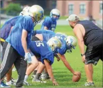  ?? TANIA BARRICKLO-DAILY FREEMAN ?? Ellenville offensive line during practice.