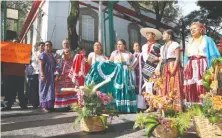  ??  ?? Los pobladores de Santo Domingo Yanhuitlán, Oaxaca, hicieron una rueda y comenzaron a bailar, mientras lanzaban porras al presidente electo.