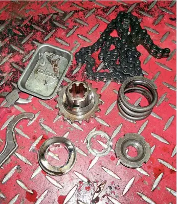  ??  ?? Above: Clutch nut off
Below: Special tools and pullers