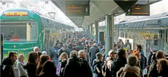  ??  ?? Pendolari Viaggiator­i alla stazione Cadorna di Milano, uno degli scali più trafficati per i treni che da varie province lombarde raggiungon­o Milano e viceversa. A Cadorna c’è la sede di Trenord (LaPresse)