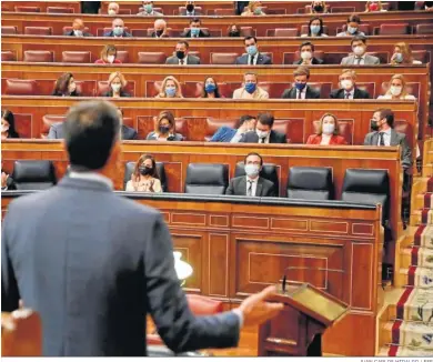  ?? JUAN CARLOS HIDALGO / EFE ?? El presidente del Gobierno, Pedro Sánchez –de espaldas–, ayer ante la bancada popular en el Congreso.