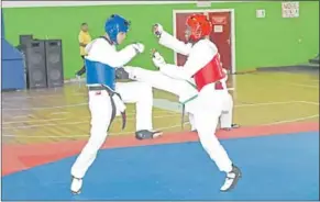  ??  ?? Twee Surinaamse taekwondok­a’s in actie op de IGGG. (Foto: Sherwien Hanoeman)