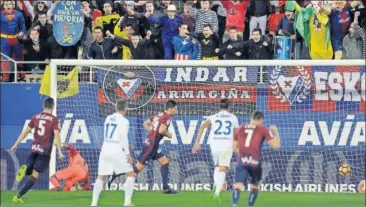  ??  ?? PENALTI Y GOL. El tantto de Adrián desde el punto fatídico, que dejaba el partido casi ventilado.