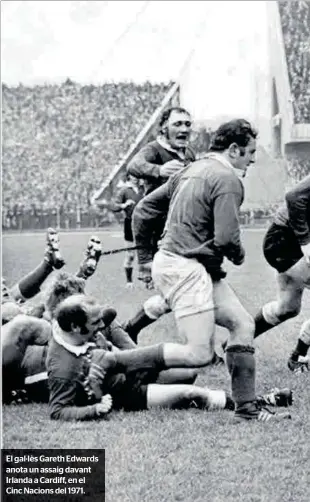  ??  ?? El gal·lès Gareth Edwards anota un assaig davant Irlanda a Cardiff, en el Cinc Nacions del 1971.