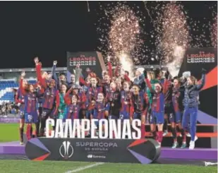  ?? // EP ?? El Barcelona festeja su triunfo en la final de la Supercopa femenina