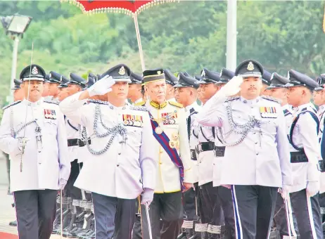  ?? — Photo by Roystein Emmor ?? Wan Junaidi inspects the guard-of-honour, prior to taking his oath as the eighth Yang di-Pertua Negeri Sarawak.