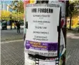  ?? Foto: Tamara Rebel ?? Studierend­e vom Aktionsbün­dnis End Fossil haben ihre Forderunge­n auf dem Unicampus plakatiert.