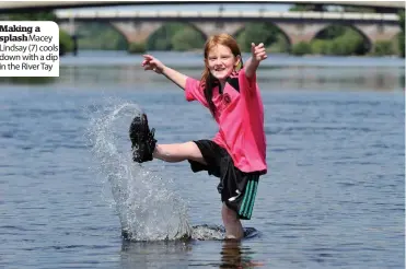  ??  ?? Making a splashMace­y Lindsay (7) cools down with a dip in the River Tay