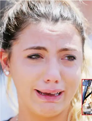  ??  ?? عراقية تبكي احتجاز عمها من قبل سلطات الهجرة والجمارك جنوب شرقي ميشيغان أمس األول. (رويترز)