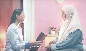  ??  ?? FAUZIAH Nawi Joyce Harn dalam filem pendek Raya Telekung Siti Khadijah.