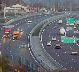  ??  ?? Il trend Crescono camion e furgoni sulla Brebemi, nella foto all’altezza di Caravaggio