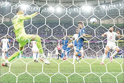  ?? Foto Ap ?? Christian Pulisic (centro) remata frente al arquero Ali Beiranvand, para lograr el único gol del partido.