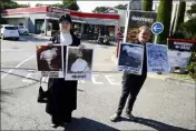  ?? ?? Les membres de l’associatio­n L ont manifesté hier devant Burger King à Antibes.