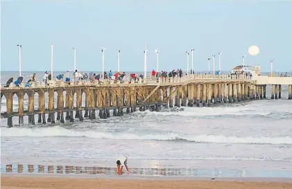  ??  ?? Mar de Ajó La novedad del verano. Según fuentes del gobierno bonaerense, la ciudad del Partido de la Costa recibirá mucho turismo de la provincia de Buenos Aires. Un dos ambientes se consigue a partir de los $ 1.000 por día.