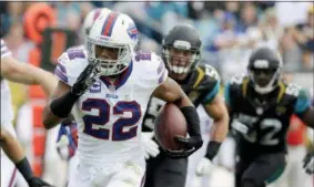  ?? THE ASSOCIATED PRESS ?? In this file photo, Buffalo Bills running back Fred Jackson (22) out runs the Jacksonvil­le Jaguars defense for yardage during the second half of an NFL football game, in Jacksonvil­le, Fla. Running back Fred Jackson is signing a one-day contract with...