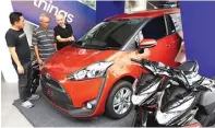  ?? FRIZAL/JAWA POS ?? BERUNTUNG: Pemenang undian Toyota Sienta Suprianto (tengah) bersama Regional Marketing Head H3I Jatim Arif Simon (kiri) dan owner Apollo Irwan Harianto (kanan) di Surabaya kemarin.