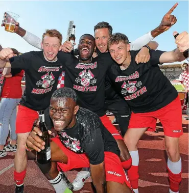  ?? FOTOS:FRANK STEINHORST ?? Feucht-fröhliche Party: Patrick Alvarez, Aaron Manu, Trainer Fabian Gerber, Til Schwarz (hinten von links) sowie Patrick Nkoa lassen sich von den Rot-Weiß-Fans ausgelasse­n feiern.