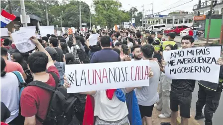  ?? ?? Estudiante­s de la UNA se movilizaro­n en la tarde del jueves en repudio al atropello institucio­nal de los cartistas.