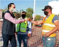  ??  ?? El Alcalde, Manolo Jiménez, supervisó las obras en el paso inferior vehicular de la calle Allende.